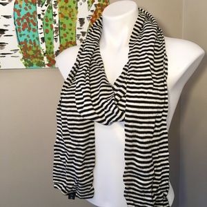 Gap black and white striped scarf